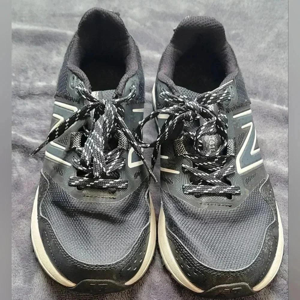 NEW BALANCE 410 v8 Trail Running Shoes BLK & WHITE Womens Size 6.5 - Picture 9 of 13